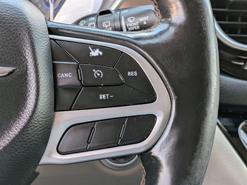 Used 2019 Chrysler Pacifica Touring-L image 17