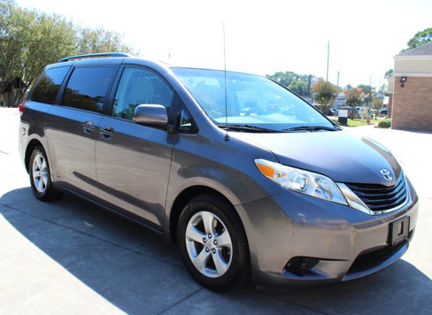 Used 2013 Toyota Sienna LE image 2