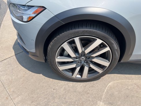 Certified 2025 Volvo V90 B6 Cross Country Plus image 9