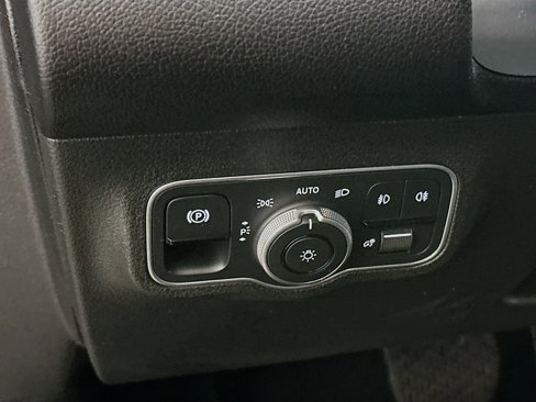 Used 2025 Mercedes-Benz GLB 250 4MATIC image 17