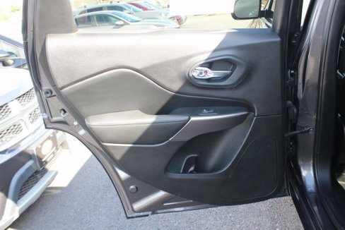 Used 2020 Jeep Cherokee Limited image 21