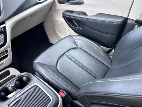 Used 2023 Chrysler Pacifica Touring-L image 18
