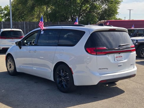 New 2026 Chrysler Pacifica Limited image 14