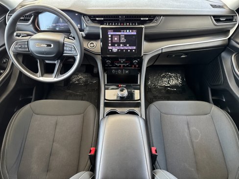 Used 2024 Jeep Grand Cherokee Laredo image 13