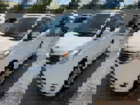 Used 2013 Toyota Sienna XLE image 1