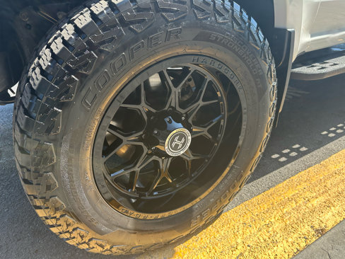Used 2022 Ford F250 Lariat w/ Tremor Off-Road Package image 11