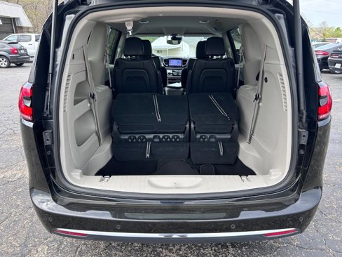 Used 2023 Chrysler Pacifica Touring-L image 5