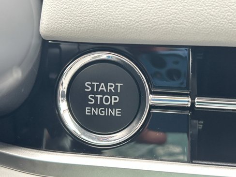 New 2025 Mitsubishi Outlander SE image 13