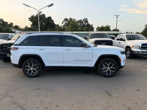 Used 2023 Jeep Grand Cherokee Limited w/ Luxury Tech Group II image 2