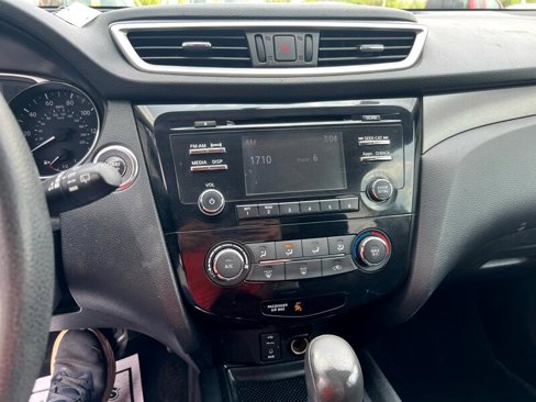 Used 2016 Nissan Rogue S image 18