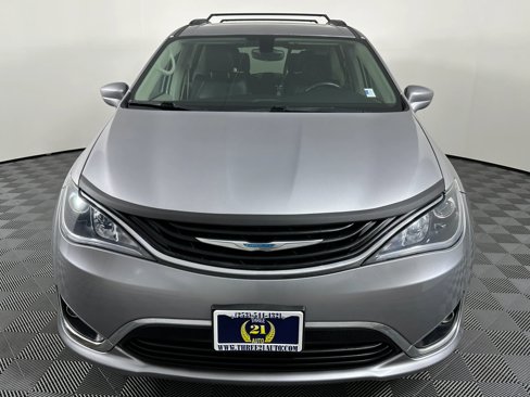 Used 2017 Chrysler Pacifica Premium image 3