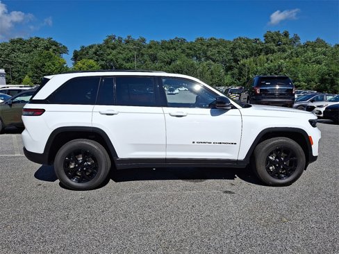 Used 2025 Jeep Grand Cherokee Altitude image 7