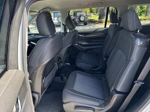 Used 2023 Jeep Grand Cherokee L Laredo image 14