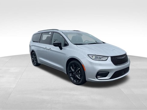 New 2026 Chrysler Pacifica Limited w/ Uconnect Theater Family Group image 7