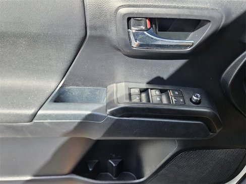 Used 2018 Toyota Tacoma TRD Sport image 39