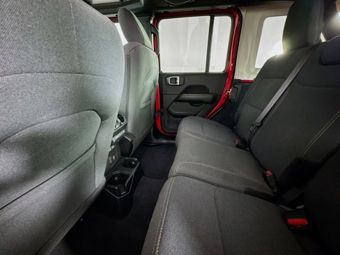 Used 2025 Jeep Wrangler Sahara image 24