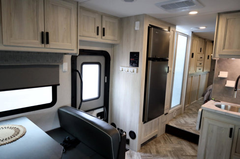 Used 2022 Ford E-450 and Econoline 450 Super Duty w/ Motorhome Prep Package image 16