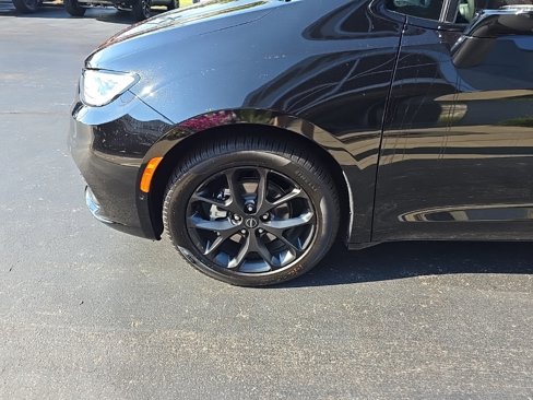 New 2026 Chrysler Pacifica Limited w/ S Appearance Package image 13