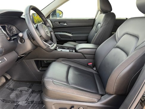 Used 2025 Nissan Pathfinder SL image 9