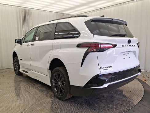 Used 2025 Toyota Sienna XSE image 28