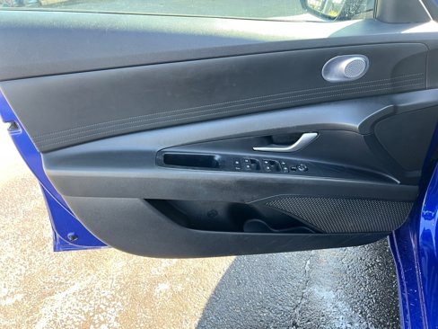 Used 2023 Hyundai Elantra SE w/ Preferred Accessory Package image 19