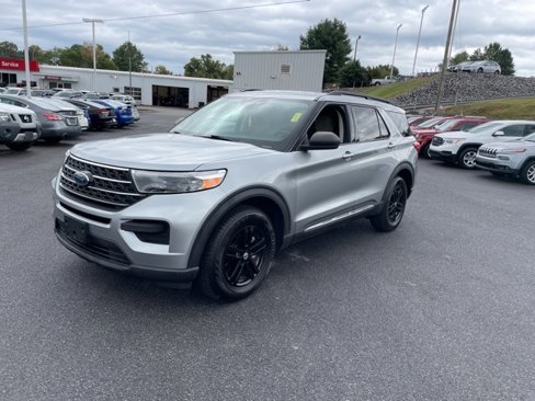 Used 2020 Ford Explorer XLT w/ Comfort Package image 4