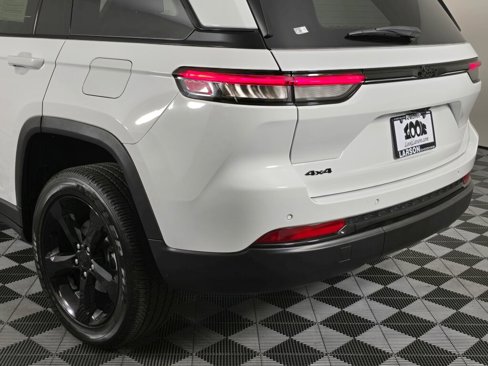 Used 2023 Jeep Grand Cherokee Altitude image 14
