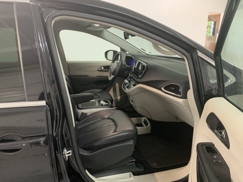 Used 2023 Chrysler Pacifica Touring-L image 7