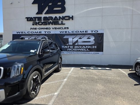 Used 2024 Kia Telluride EX w/ EX Captain's Chair Package image 3