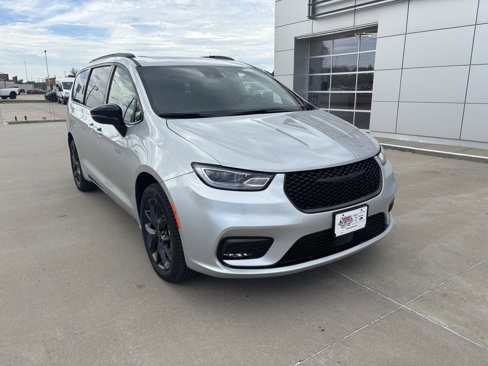 New 2026 Chrysler Pacifica Limited image 2