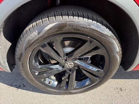 Certified 2024 Volkswagen Tiguan SE R-Line image 32