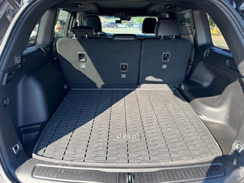 Used 2025 Jeep Grand Cherokee Limited w/ Luxury Tech Group II image 13