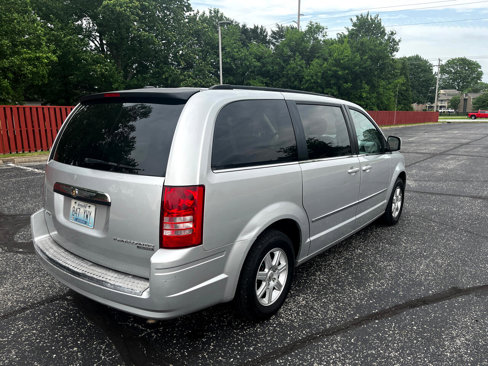 Used 2010 Chrysler Town & Country Touring image 7