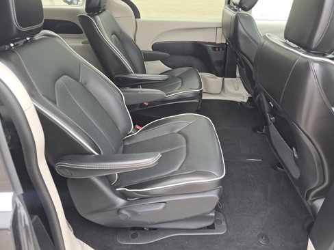 Used 2023 Chrysler Pacifica Limited image 30