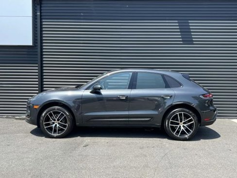 Certified 2022 Porsche Macan image 2