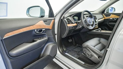 Certified 2025 Volvo XC90 B6 Plus image 25