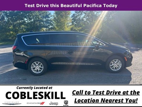 New 2026 Chrysler Pacifica Select image 3
