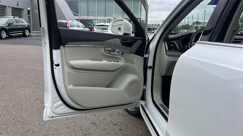 New 2025 Volvo XC90 T8 Plus w/ Protection Package Premier image 10