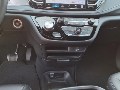 New 2026 Chrysler Pacifica Select image 17