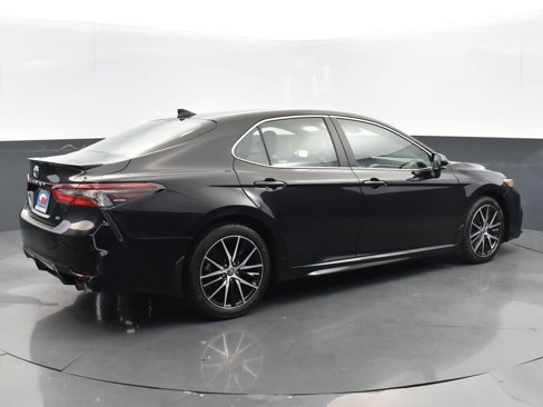 Used 2024 Toyota Camry SE image 4