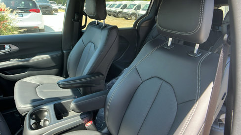 New 2026 Chrysler Voyager LX image 18