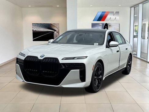 New 2026 BMW 750e xDrive image 2