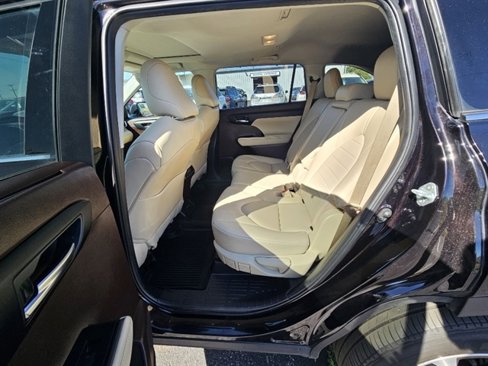 Used 2021 Toyota Highlander XLE image 13