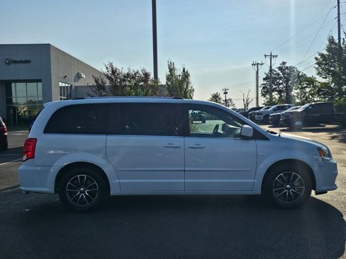 Used 2017 Dodge Grand Caravan SXT image 4