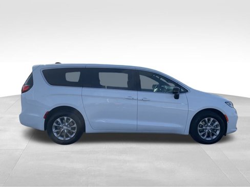 New 2026 Chrysler Pacifica Select image 6