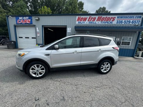 Used 2018 Ford Escape SE w/ Ford Safe & Smart Package image 2