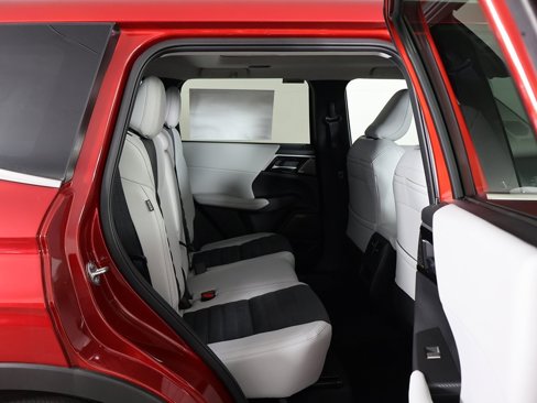 New 2025 Mitsubishi Outlander SE image 36