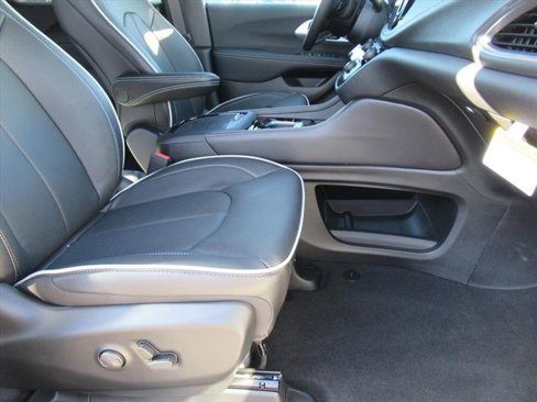 New 2026 Chrysler Pacifica Limited w/ S Appearance Package image 11