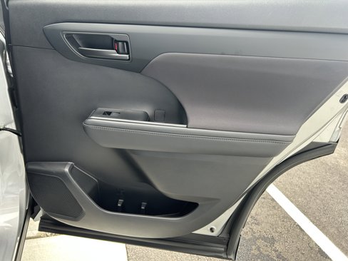 Used 2022 Toyota Highlander L image 17