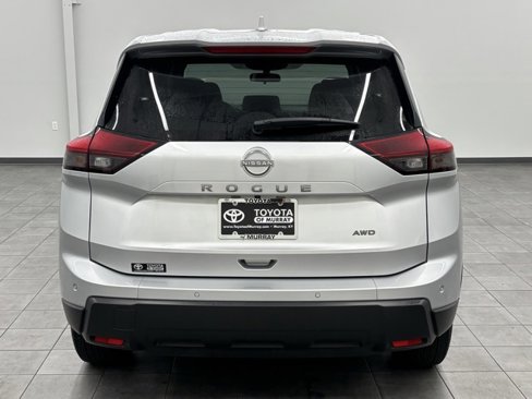 Used 2025 Nissan Rogue SV image 3